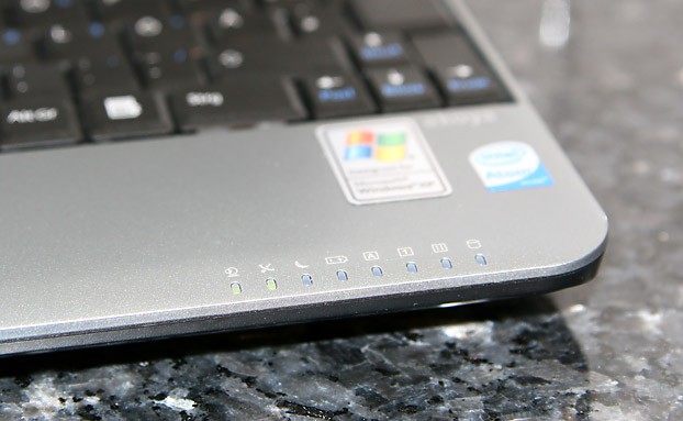 LEDs an der Front zeigen den Systemstatus an