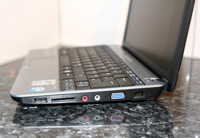 VGA Anschluss, Netzwerkbuchse und Multi Card Reader