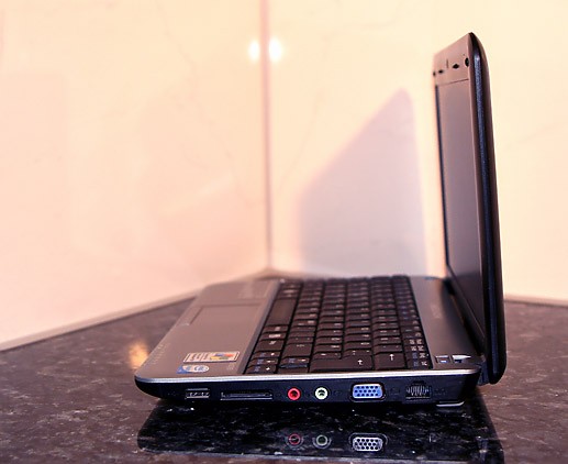 Netbook ist kleiner als ein Bogen DIN A4 Papier