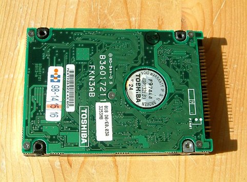 Unterseite der Toshiba Festplatte