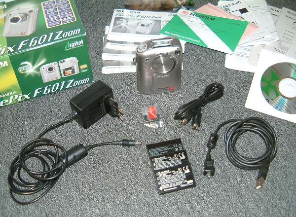 Digitalkamera mit Netzteil, Akkus und Kabeln