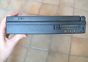 rechte Seite mit PCMCIA Sch&auml;chten und Sound Anschl&uuml;ssen