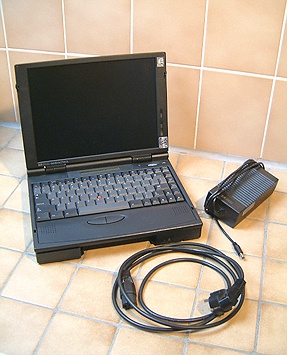 Notebook mit Netzteil und Kabel