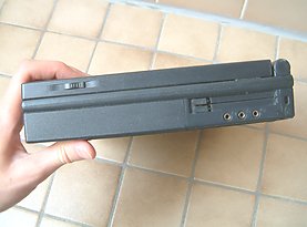 rechte Seite mit PCMCIA Sch&auml;chten und Sound Anschl&uuml;ssen
