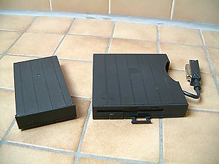 Akku und Diskettenlaufwerk (intern und extern nutzbar)