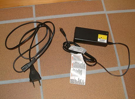 HP Netzteil mit entsprechendem Kabel