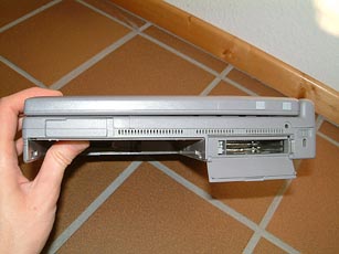 rechte Seite mit Einschub für Laufwerk und PCMCIA Schächten