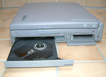 rechte Seite mit CD-Rom Laufwerk und PCMCIA Schacht