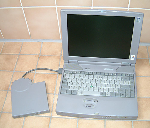 Notebook und externes Diskettenlaufwerk