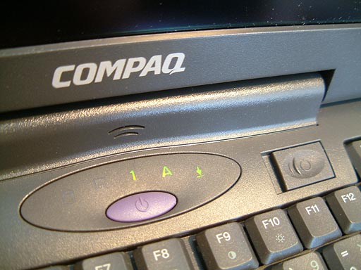 Notebook schaltet am Netz ein