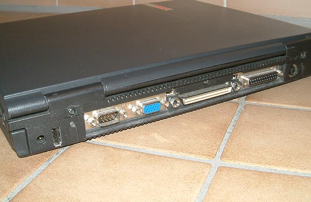USB Port und Anschlüsse für externen Monitor und Drucker