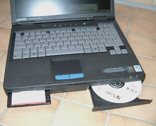 Diskettenlaufwerk und 24x CD-Rom enthalten