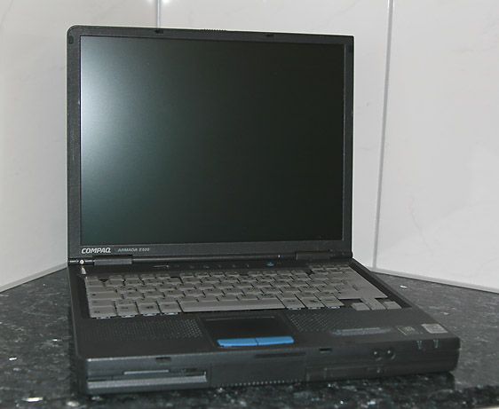Notebook mit 14 Zoll Farb-Display