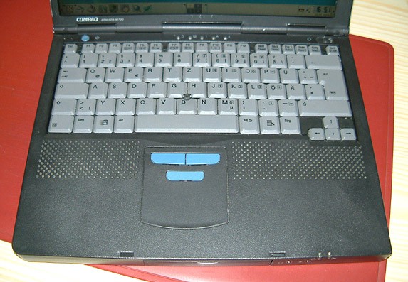 Tastatur und Mausstick mit drei Tasten