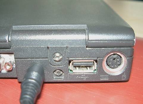 USB Anschluss und PS/2 Port für Peripherie