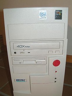 Frontseite mit 40x CD-Rom- und Diskettenlaufwerk