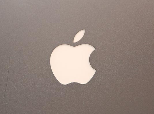 Apple Zeichen ist im Dunkeln beleuchtet
