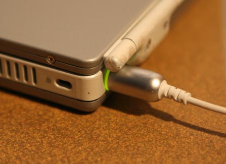 typisches Apple Ladekabel mit beleuchtetem Ring