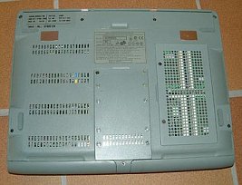 Unterseite mit Klappen für RAM und Festplatte