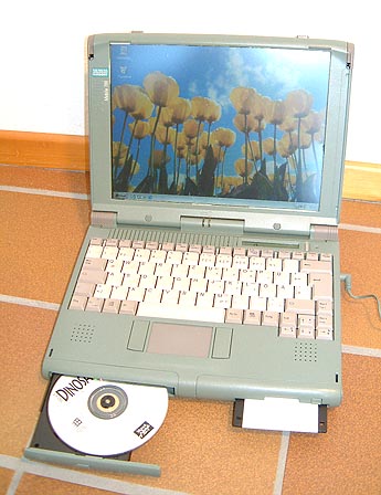 ausgestattet mit 8x CD-Rom und Diskettenlaufwerk