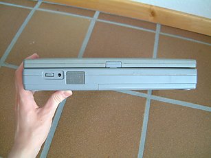 Vorderseite mit Lautsprecher und Anschluss